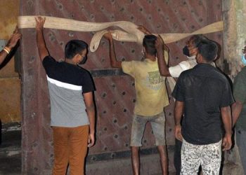 ගාලු කොටුවේ ඉපැරණි දොර පියන් ගලවලා