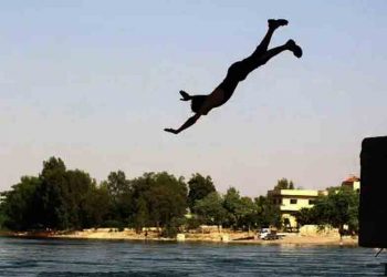 පෙම්වතා නිල්වලා ගඟට බිලි වූ ශෝකයට එම ගඟට ම පැන පෙම්වතිය සියදිවි නසාගනී.