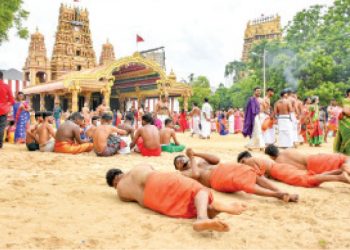 නල්ලූර් කෝවිලේ වාර්ෂික මංගල්‍යය වෙනුවෙන් වැලිවලින් අපූරු නිර්මාණ කරන යාපනයේ ජනතාව