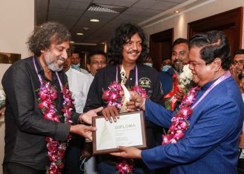 සරත් සහ කුමාරගේ සම්මාන ඇමති ගෙනවිත් දෙයි