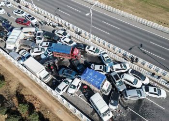 වාහන 200කට ආසන්න ප්‍රමාණයක් එකට හැපුණු හැටි (PHOTOS)