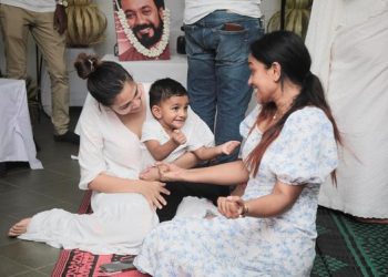 ඔව් අපි හයියයි! අප්පච්චි ඒ බව දන්නවා. ඒකයි ඔය හිනා වෙන්නෙ