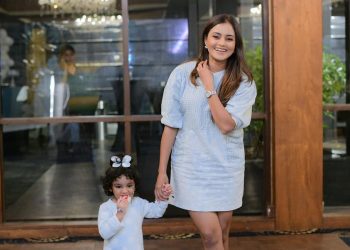 ඉතින් ඔයාලා හිතන විදියට දුවෙක් ඉන්න අම්මා කෙනෙක් කොහොමද අඳින්න ඕනේ ?