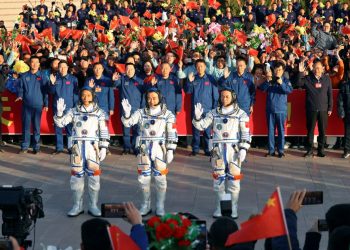 චීනයේ ලාබාලතම ගගනගාමීන් තිදෙනා අභ්‍යවකාශයට