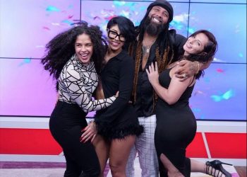 බිරින්දෑවරු තිදෙනෙක් සමග ජීවත්වන අමෙරිකානුවා