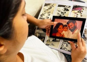 අද මගේ ජිවිතේ ඉරයි හදයි දෙකම නැති පාලූ හිස් අහසක්