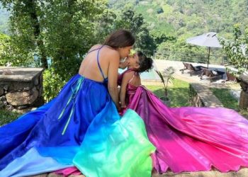 බලන්නකෝ ඒ දෙන්නා