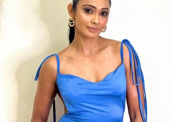 නිල් ගවුමකින් සැරසුණු යුරේනිගේ හැඩ