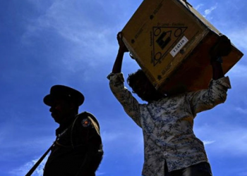 ඡන්ද පෙට්ටි ඡන්ද ගණන් කිරීමේ මධ්‍යස්ථාන වෙත රැගෙන යයි