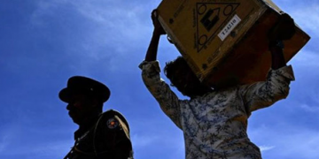 ඡන්ද පෙට්ටි ඡන්ද ගණන් කිරීමේ මධ්‍යස්ථාන වෙත රැගෙන යයි